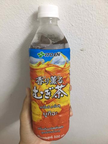 ขวดบรรจุชา มีโลโก้อยู่ข้างขวด