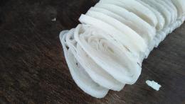 หมี่สดที่ถูกซอยเป็นเส้นพร้อมเสิร์ฟ หรือไม่ก็นำไปตากแห้ง