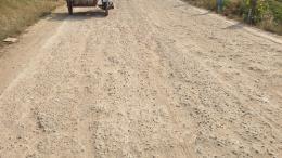 ภาพประทับใจผิวถนนคอนกรีตโบราณของหมู่บ้านที่เป็นเส้นทางผ่านของแม่ค้าเร่อย่างม้าไม้