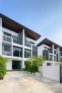 ขายทาวน์โฮม 3 ชั้น สไตล์โมเดิร์น – ซอยสตรีวิท 29 ราคาพิเศษ เริ่มต้นเพียง 6,990,000 บาท