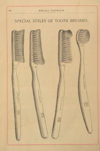 ภาพวาดแปรงสีฟันแบบเก่าสี่แบบ แสดงเรียงจากซ้ายไปขวา แปรงแต่ละอันมีขนแปรงรูปร่างต่างกันเล็กน้อยแต่คล้ายคลึงกัน ด้ามแปรงเป็นทรงตรงและมีด้ามจับหนา มีตัวเลขประจำแต่ละด้าม เช่น 9, 102, 103, 104 และมีข้อความพิมพ์ว่า WHITALL TATUM & CO. ที่ด้านบนของภาพมีข้อความว่า “SPECIAL STYLES OF TOOTH BRUSHES.” ตัวแปรงและด้ามมีลายเซ็นหรือลายประทับไว้ ดูคลาสสิกและย้อนยุค โดยพื้นหลังเป็นกระดาษสีน้ำตาลอ่อนเหมือนเอกสารหรือโบรชัวร์เก่า