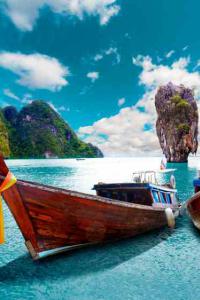 ภาพของเรือหางยาวไม้ 2 ลำลอยอยู่ในน้ำทะเลสีฟ้าสดใส ท่ามกลางวิวเกาะหินปูนมีต้นไม้เขียวชอุ่มขนาดใหญ่หลายเกาะบนพื้นน้ำทะเล อากาศแจ่มใสมีเมฆขาวฟูฟ่องกระจายอยู่เต็มท้องฟ้าสีฟ้า ด้านหน้าของเรือมีผ้าผูกตกแต่งสีสันสดใส ทั้งผ้าสีส้มและผ้าสีแดงขาวน้ำเงิน