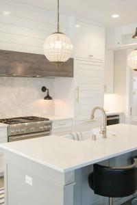 ภาพห้องนอนบรรยากาศอบอุ่น เตียงนอนสีขาวสะอาดตาที่มีหมอนหนุน 2 ใบวางเคียงคู่กันอย่างสมมาตร แสงแดดอ่อนๆ ส่องเข้ามาให้ความรู้สึกผ่อนคลาย