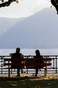 ชายหญิงนั่งอยู่บนม้านั่งในสวนสาธารณะ (หรือริมทะเลสาบ) ท่ามกลางบรรยากาศฤดูใบไม้ร่วงที่ดูเหงาๆ ทั้งคู่ไม่ได้มองหน้ากันโดยตรง หรืออาจนั่งห่างกันเล็กน้อย แต่บรรยากาศโดยรวมดูสงบ เหมือนต่างคนต่างกำลังทบทวนความคิดและยอมรับความจริง