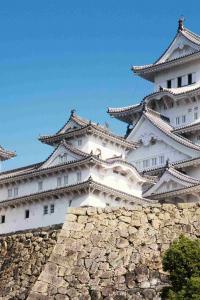 ภาพมุมกว้างที่แสดงความงดงามและยิ่งใหญ่ของปราสาทฮิเมจิ ท่ามกลางท้องฟ้าสดใส