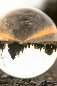 ภาพลูกแก้วใสที่ตั้งอยู่บนถนน ท่ามกลางเส้นเหลืองสองเส้นค่อยๆ พาดผ่าน กลับกลายเป็นจุดสนใจสำคัญ ภายในลูกแก้วนั้น โลกถูกพลิกกลับด้าน เหมือนกับมุมมองที่แตกต่างกันของแต่ละคน สิ่งที่เราคิดว่าไม่สำคัญ ไร้เหตุผล หรือผิด แท้จริงแล้วอาจเป็นอีกด้านหนึ่งที่คนอื่นเห็นคุณค่า